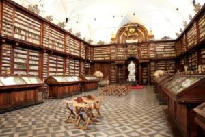 Istituita dai padri domenicani per volere del cardinale Girolamo Casanate e aperta nel 1701. Ancora oggi conserva nelle originarie scaffalature settecentesche circa 60,000 volumi antichi.