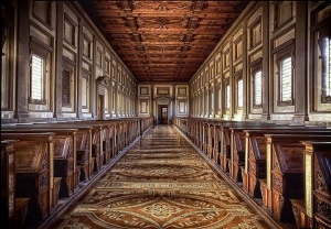 conserva circa 11,000 manoscritti, in un edificio progettato e in parte realizzato da Michelangelo Buonarroti. La biblioteca contiene inoltre una inconsueta raccolta, costituita da circa 2500 papiri.